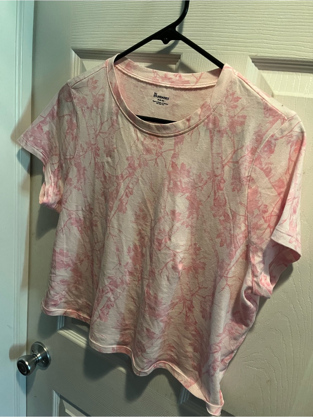 No Boundaries Pink Floral Cropped Tee Juniors Size Medium new Without tags